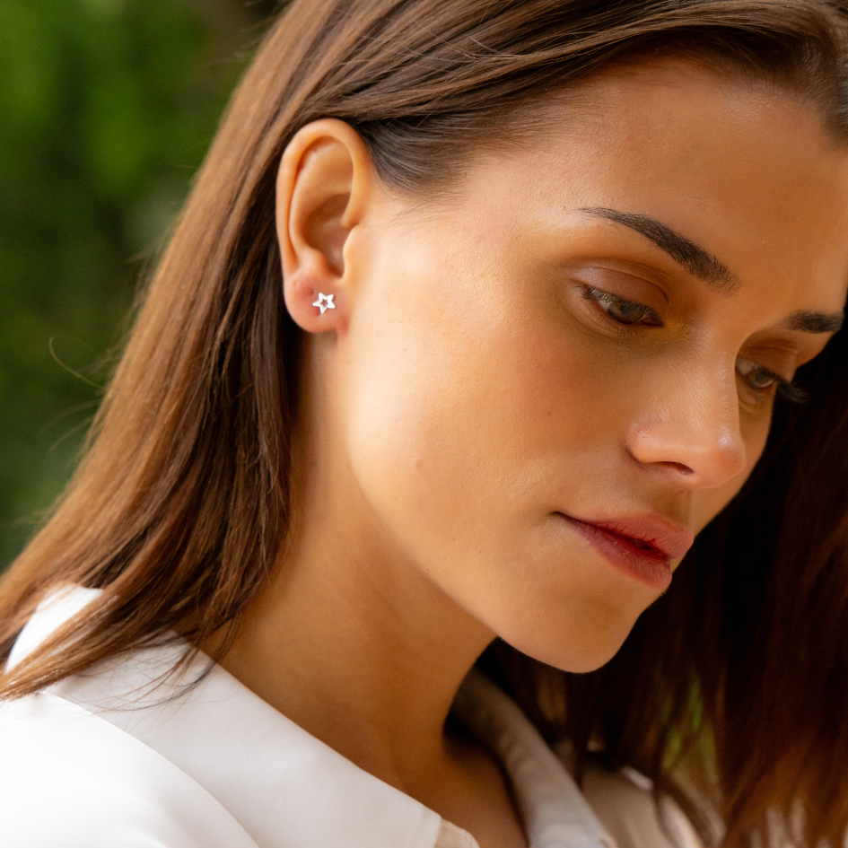 Keep Glowing – Sterling Silver Star Studs